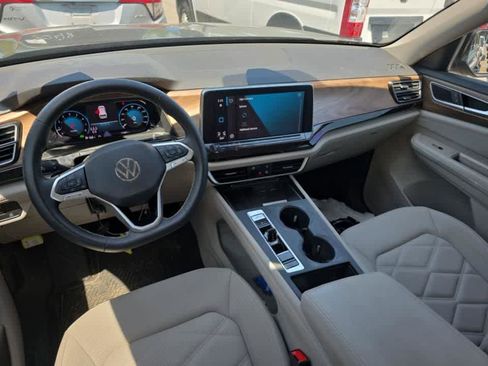 Used 2025 Volkswagen Atlas SE FWD image 4