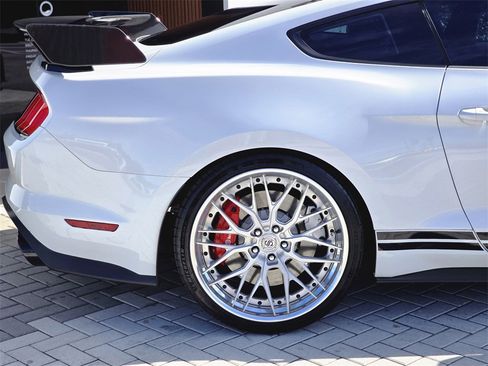 Used 2022 Ford Mustang Shelby GT500 w/ Carbon Fiber Track Pack image 9