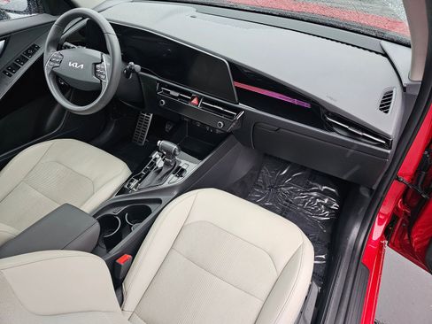 Used 2024 Kia Niro EX Touring image 11