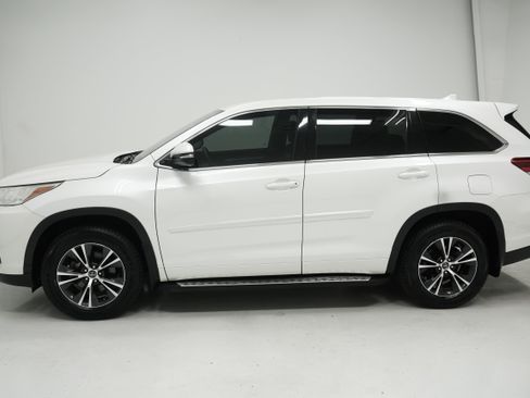 Used 2018 Toyota Highlander Plus FWD image 7