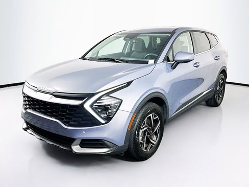 Used 2025 Kia Sportage LX image 3