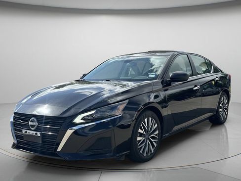 Used 2025 Nissan Altima 2.5 SV FWD image 3