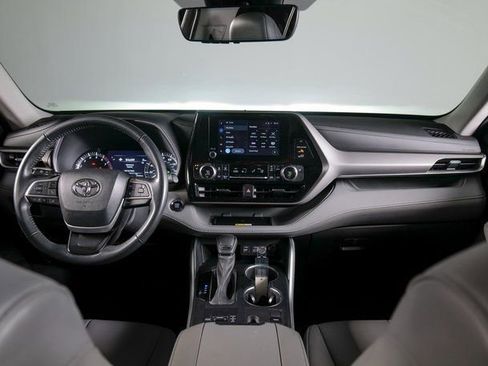 Used 2023 Toyota Highlander XLE image 9