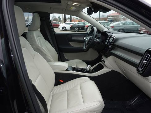 Used 2023 Volvo XC40 B5 Plus image 29