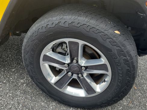 Used 2018 Jeep Wrangler Unlimited Sahara AWD/4WD image 8
