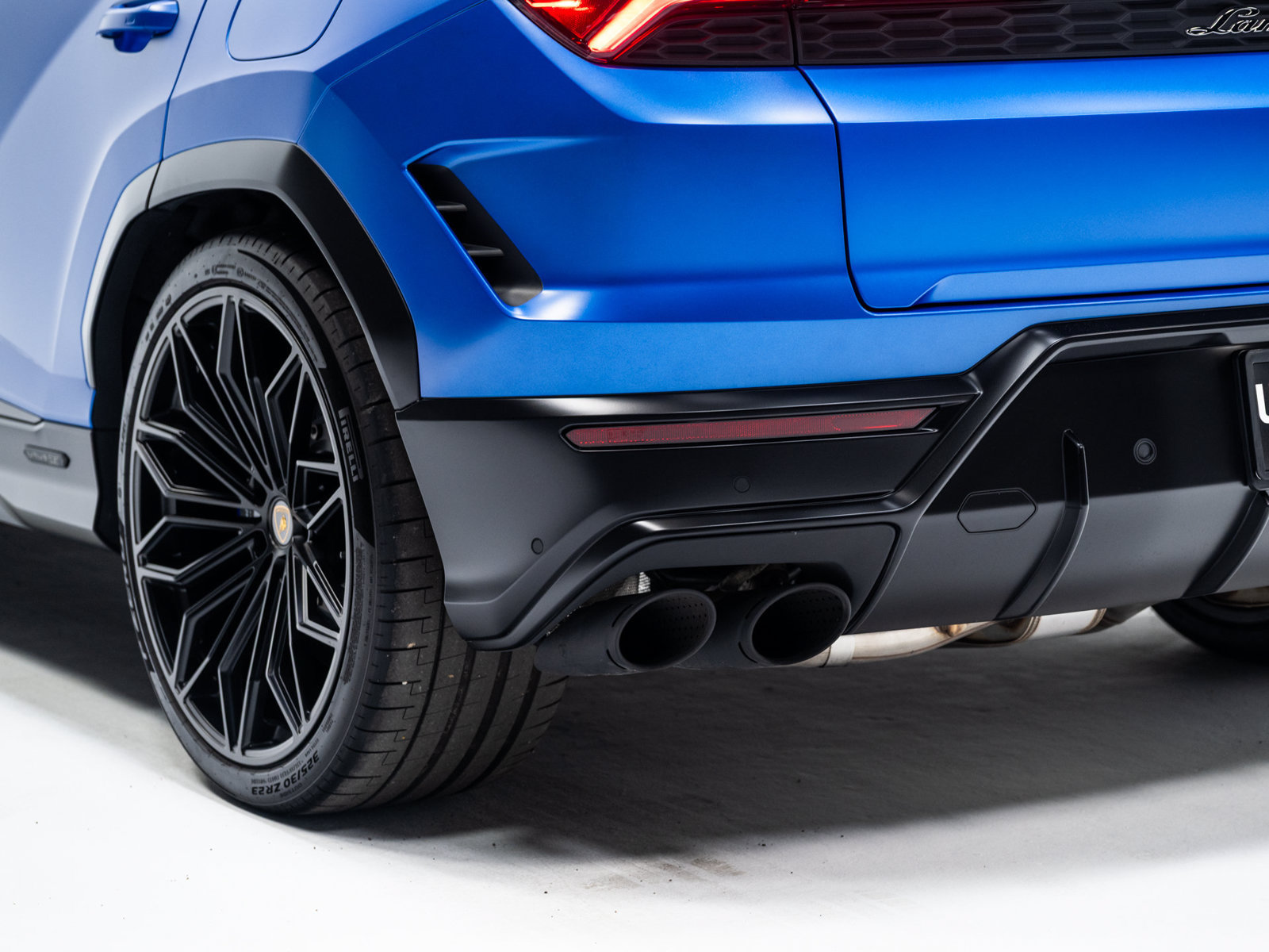 Used 2025 Lamborghini Urus SE AWD/4WD image 23