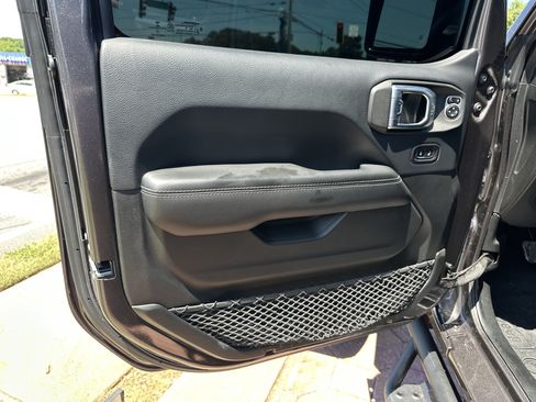 Used 2018 Jeep Wrangler Unlimited Sahara AWD/4WD image 12