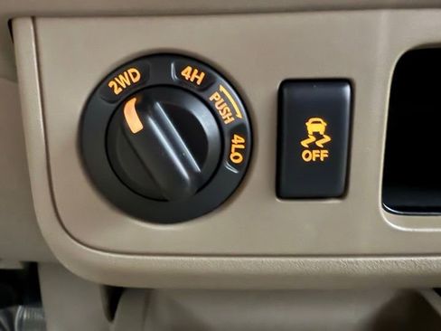 Used 2014 Nissan Frontier SV image 21