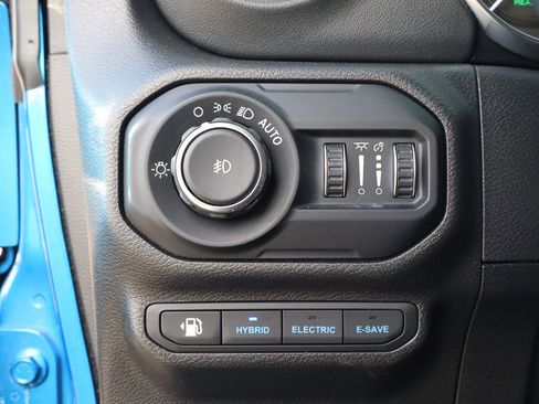 Used 2022 Jeep Wrangler Unlimited Sahara w/ Cold Weather Group image 17