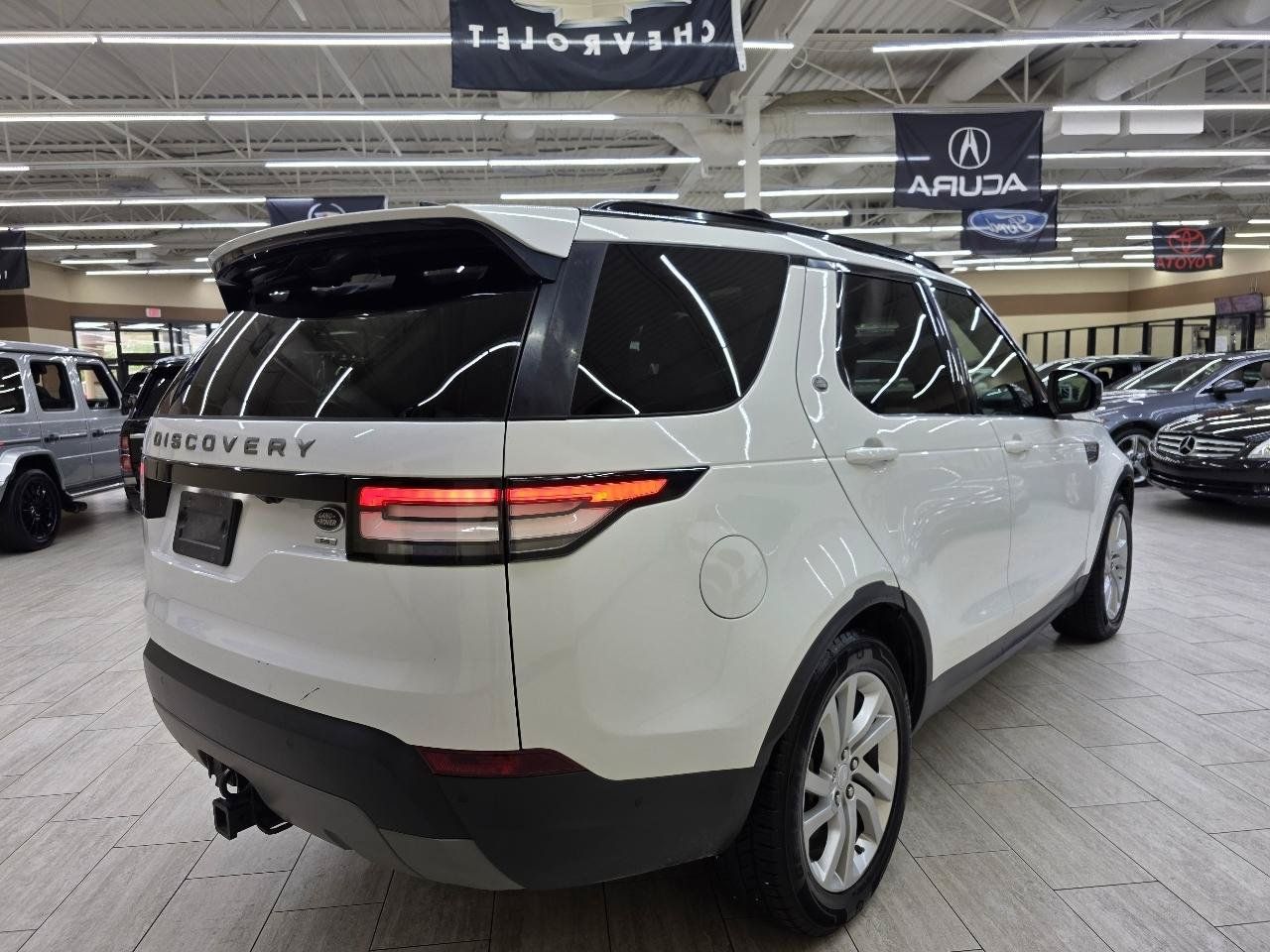 Used 2019 Land Rover Discovery SE AWD/4WD image 6