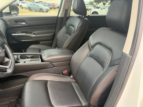 Used 2024 Nissan Pathfinder SL w/ SL Premium Package FWD image 32