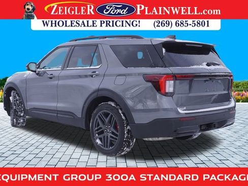 Used 2025 Ford Explorer ST-Line w/ ST-Line Street Pack image 2