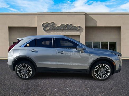 Used 2024 Cadillac XT4 Premium Luxury image 2