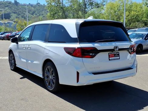 New 2026 Honda Odyssey Touring image 7