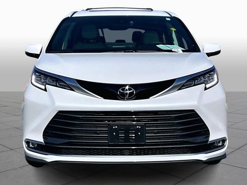 Certified 2026 Toyota Sienna Limited image 4