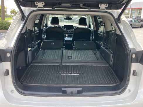 Used 2023 Toyota Highlander XLE FWD image 27