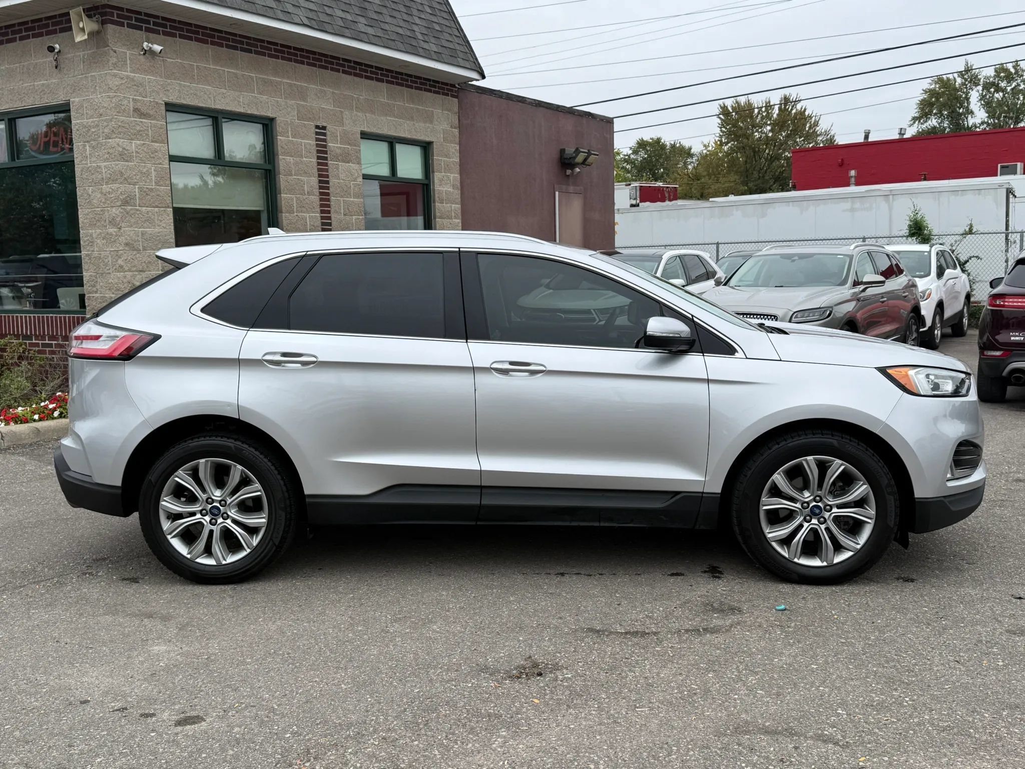 Used 2019 Ford Edge Titanium FWD image 4