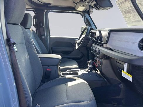 New 2025 Jeep Gladiator Willys image 17