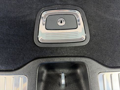 Used 2019 Mercedes-Benz GLC 300 4MATIC image 17