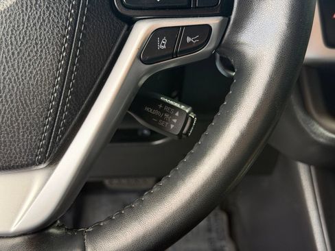 Used 2019 Toyota Highlander XLE AWD/4WD image 18