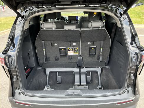 Used 2026 Toyota Sienna XLE FWD image 33