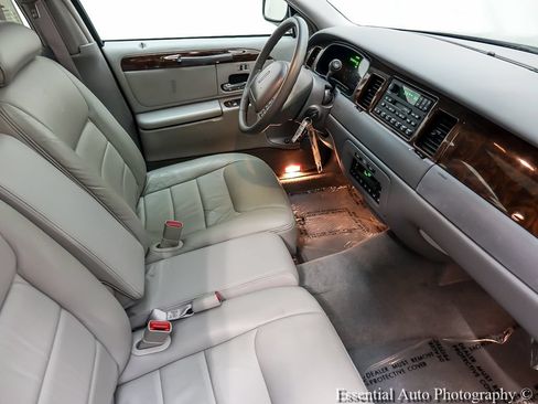 Used 1999 Lincoln Town Car Signature RWD image 24