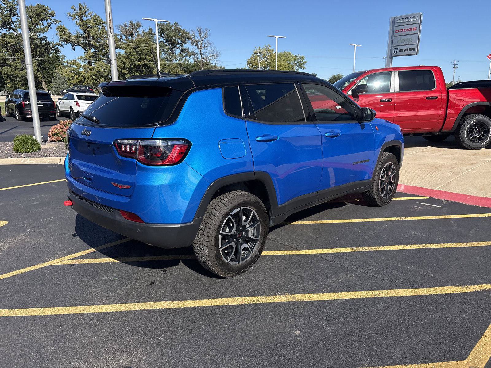 Used 2025 Jeep Compass Trailhawk w/ Sun & Sound Group AWD/4WD image 5