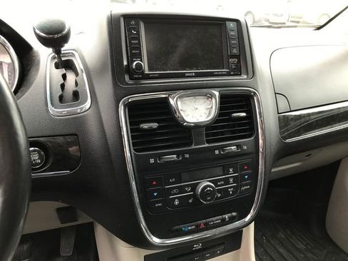 Used 2014 Chrysler Town & Country Touring w/ Driver Convenience Group image 5