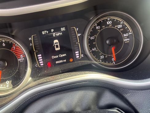 Used 2018 Jeep Cherokee Latitude Plus w/ Comfort/Convenience Group image 5