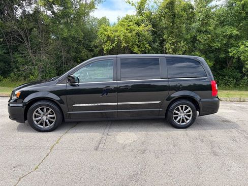 Used 2016 Chrysler Town & Country S FWD image 2