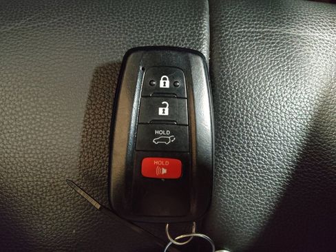 Used 2021 Toyota Highlander XLE image 32