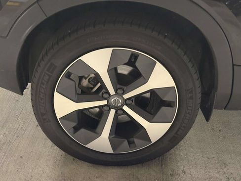Used 2025 Volvo XC40 B5 Plus AWD/4WD image 4