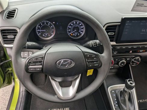 Certified 2022 Hyundai Venue SE image 17