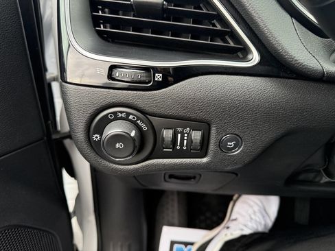 Used 2019 Jeep Cherokee Latitude Plus image 17