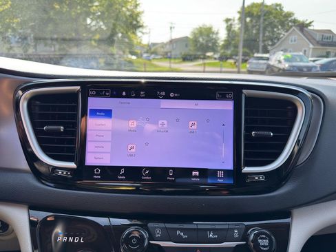 Used 2023 Chrysler Pacifica Touring-L FWD image 71