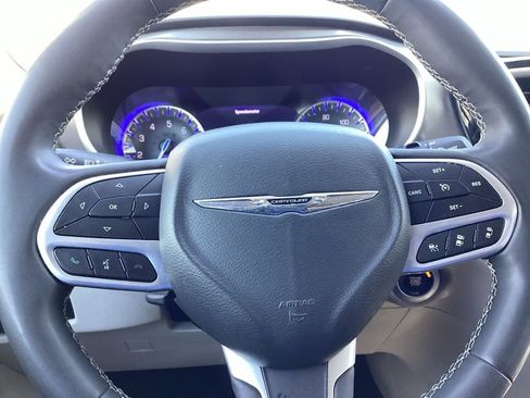 Used 2024 Chrysler Pacifica Touring-L FWD image 10