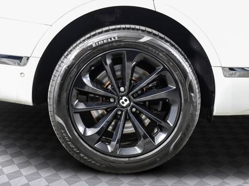 Used 2017 Bentley Bentayga image 31