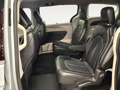 Used 2024 Chrysler Pacifica Touring-L FWD image 23