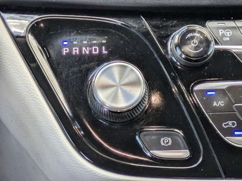 Used 2019 Chrysler Pacifica Touring-L w/ Advanced Safetytec Group FWD image 19