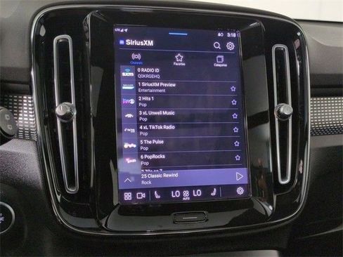 Used 2023 Volvo XC40 B5 Plus image 22