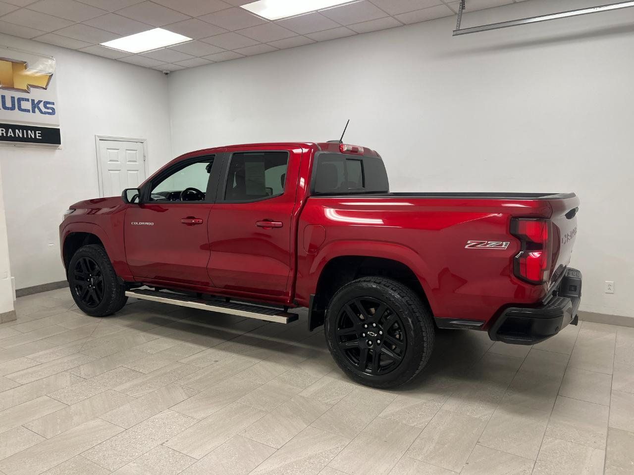 Used 2025 Chevrolet Colorado Z71 w/ Technology Package AWD/4WD image 7