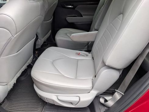 Used 2023 Toyota Highlander XLE FWD image 31