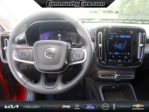 Used 2023 Volvo XC40 B5 Plus image 13