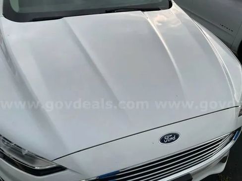 Used 2019 Ford Fusion SE FWD image 8