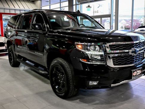 Used 2020 Chevrolet Suburban LT image 3