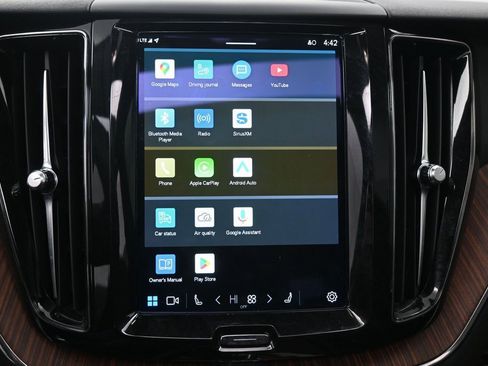 Used 2023 Volvo XC60 B5 Plus image 17