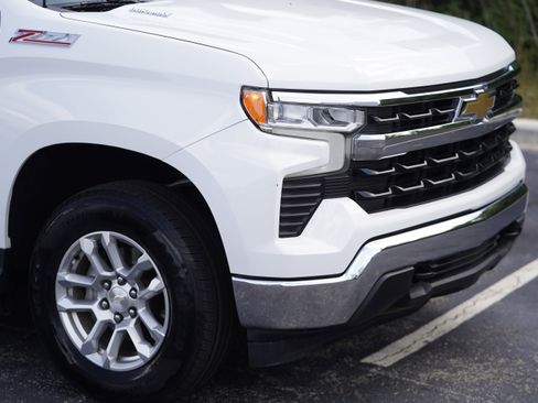 Used 2022 Chevrolet Silverado 1500 LT AWD/4WD image 40