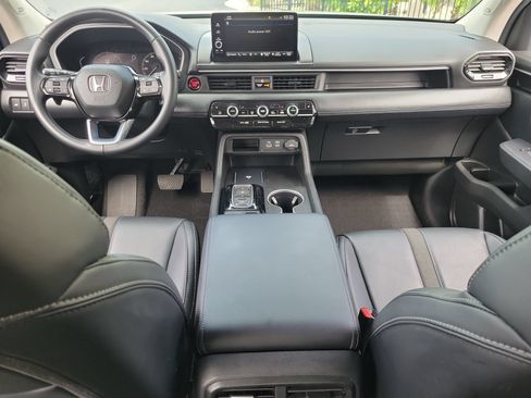 Used 2025 Honda Pilot Touring image 14
