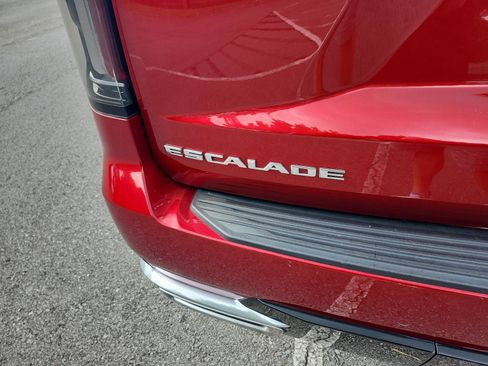 Used 2023 Cadillac Escalade Premium Luxury AWD/4WD image 4