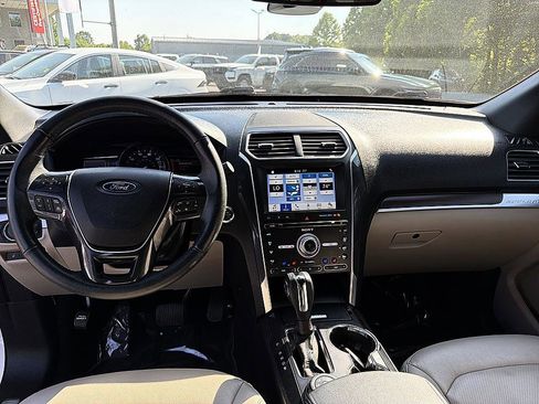 Used 2018 Ford Explorer Limited w/ Equipment Group 301A AWD/4WD image 14